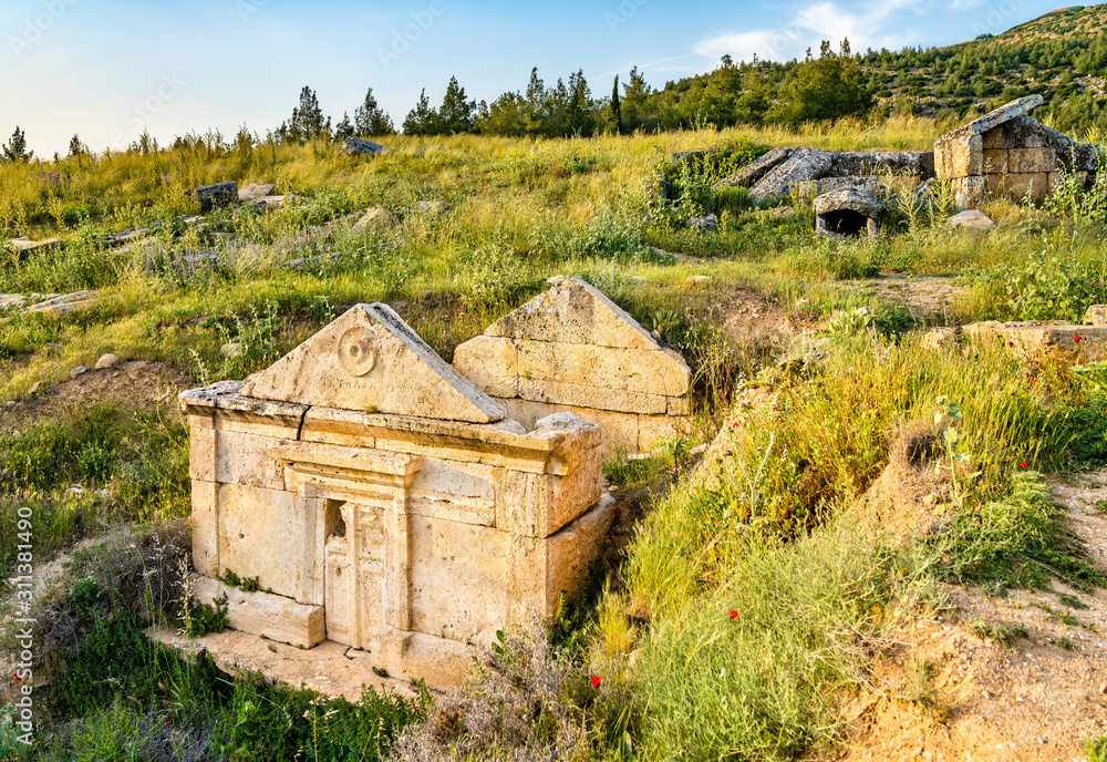 土耳其Hierapolis Pamukkale考古遗址的古墓