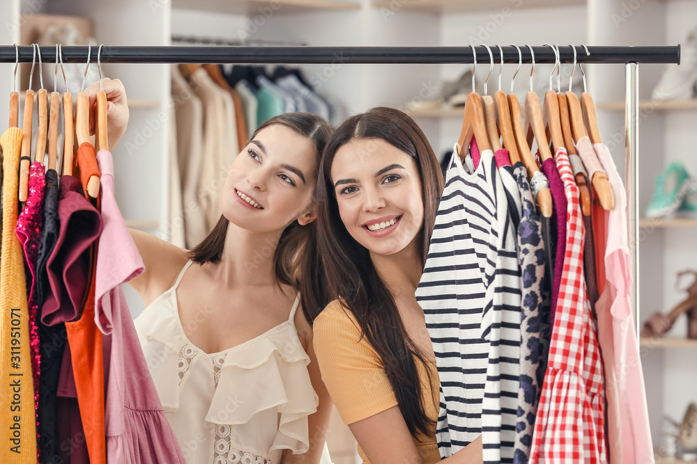 年轻女性在现代商店选衣服