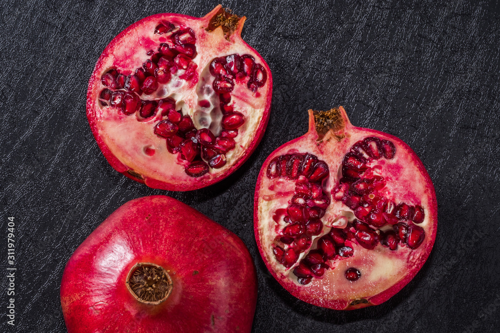 ざくろの実　Bright red and beautiful pomegranate fruit