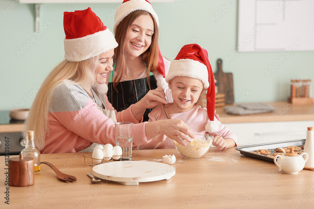 年轻女子带着她的小女儿和妈妈在家做圣诞饼干