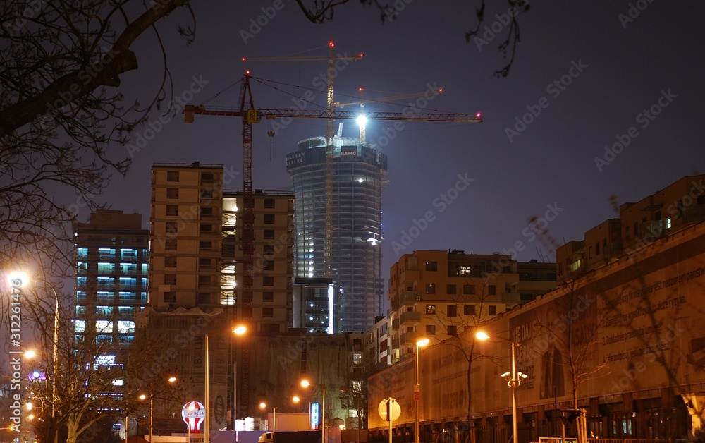 夜间建造摩天大楼