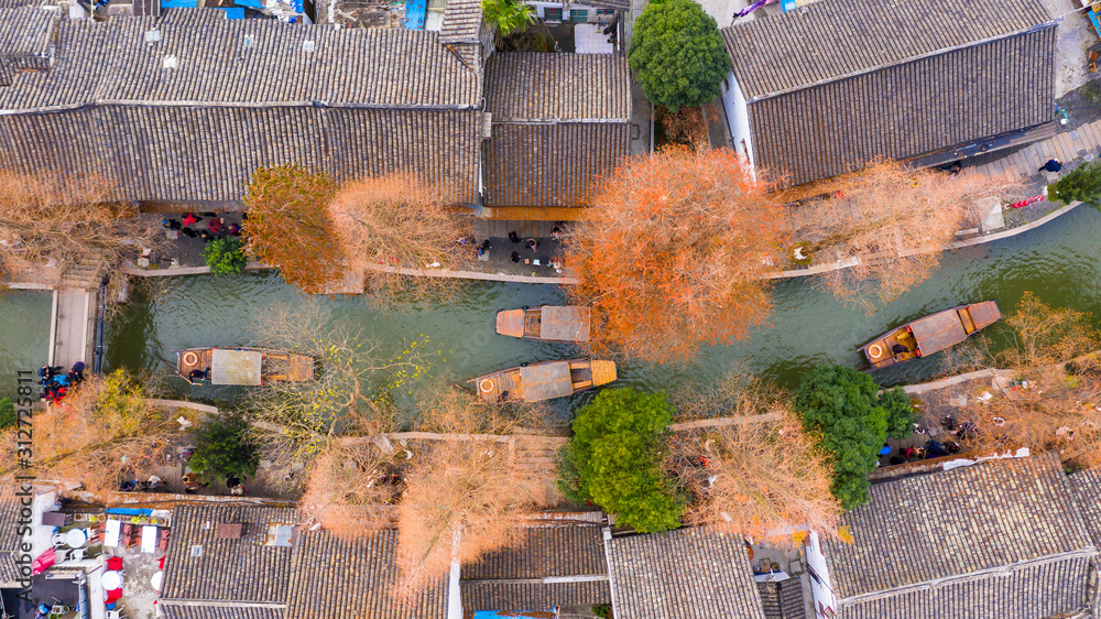 鸟瞰朱家角水乡和上海朱家集运河上的中国传统旅游船