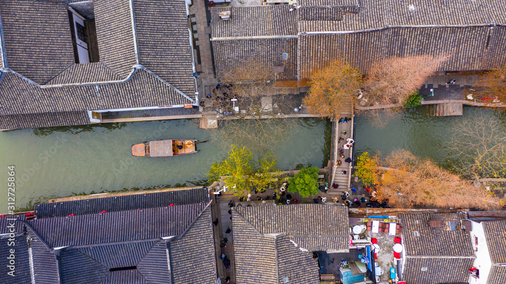 上海朱家集运河上的朱家角水乡和中国传统旅游船鸟瞰图