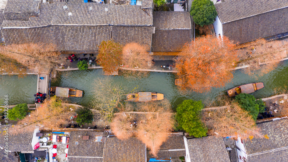 上海朱家集运河上的朱家角水乡和中国传统旅游船鸟瞰图