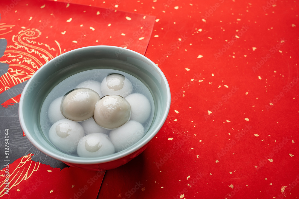 中国元宵节美食碗撒红纸的饺子