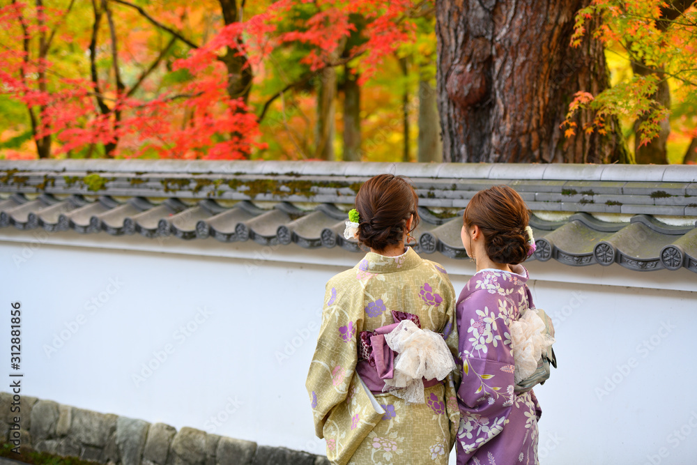 紅葉狩りする着物の女性