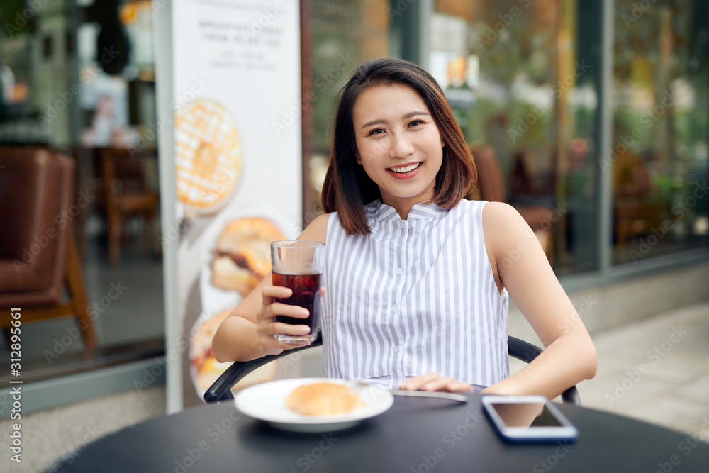 女人早上在咖啡店享用新鲜咖啡