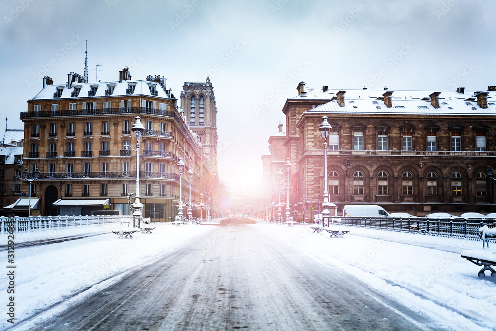 Pont dArcole上的道路在冬天被雪覆盖