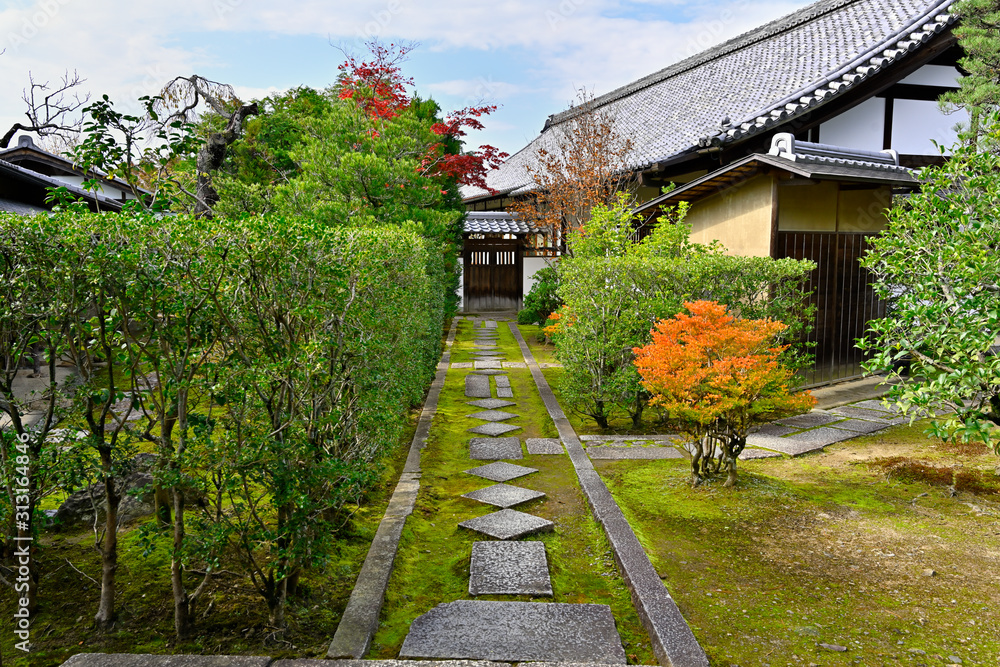 京都の古い屋敷と玄関道