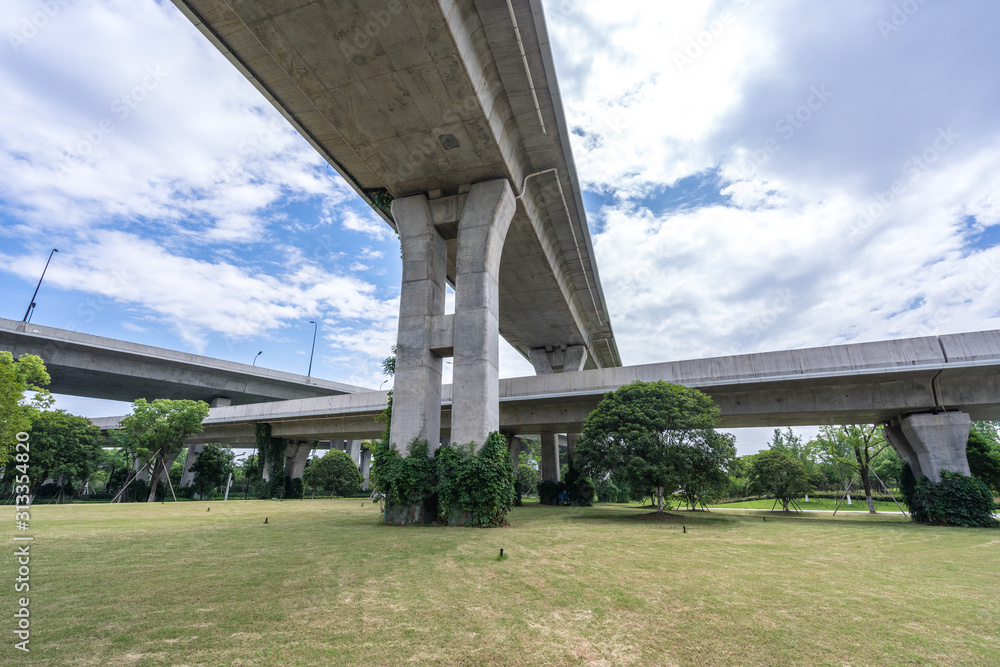 跨河大桥