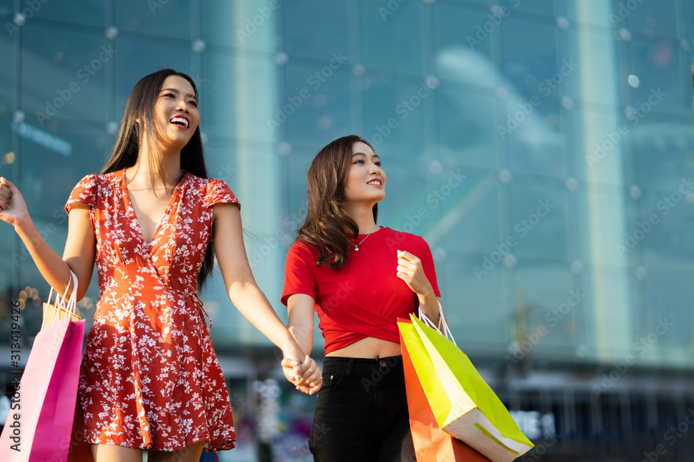 亚洲女性朋友，她们正在商场购物。很开心