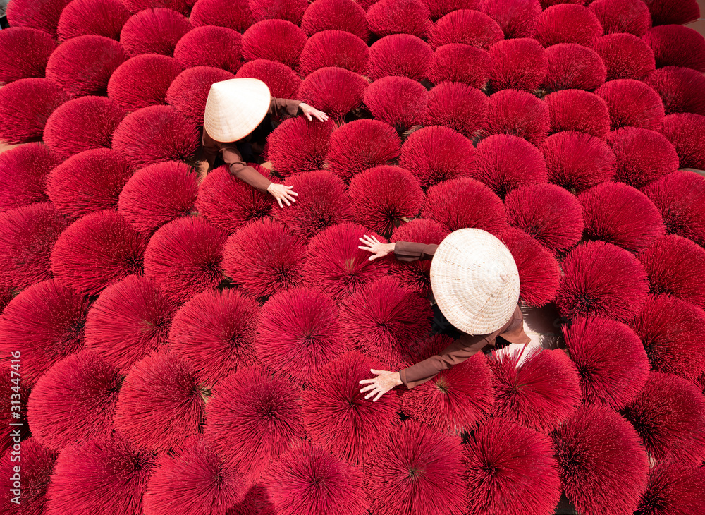 Women in a village in northern Vietnam Bringing the incense to dry For use according to the Chinese 