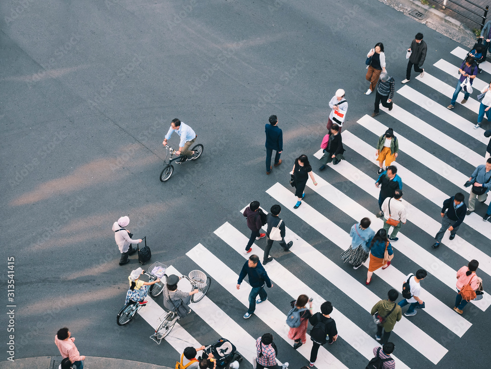 人们走十字路口标志商业区日本东京市