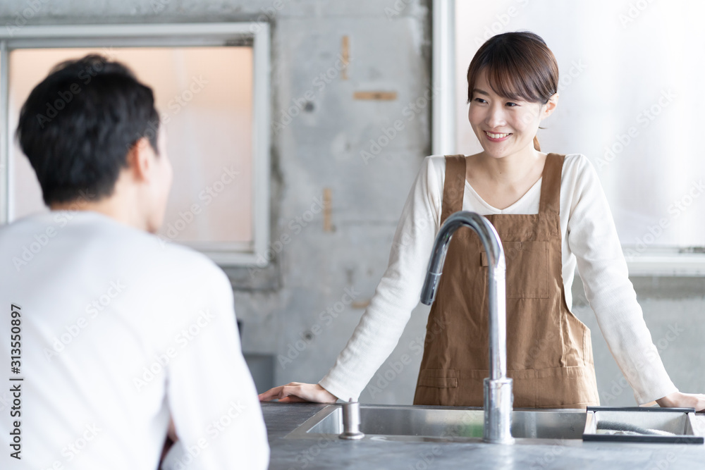 キッチン　女性