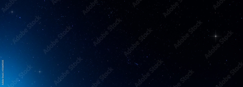 全景蓝色夜空，银河系和黑暗背景下的恒星。宇宙充满了恒星、星云和