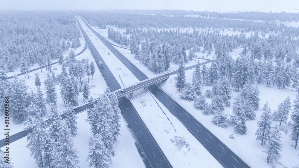 空中表演：繁忙的高速公路周围白雪皑皑的景色。