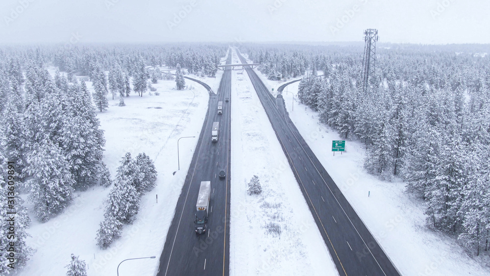 无人机：暴风雪期间，卡车和汽车沿着潮湿的州际公路行驶。