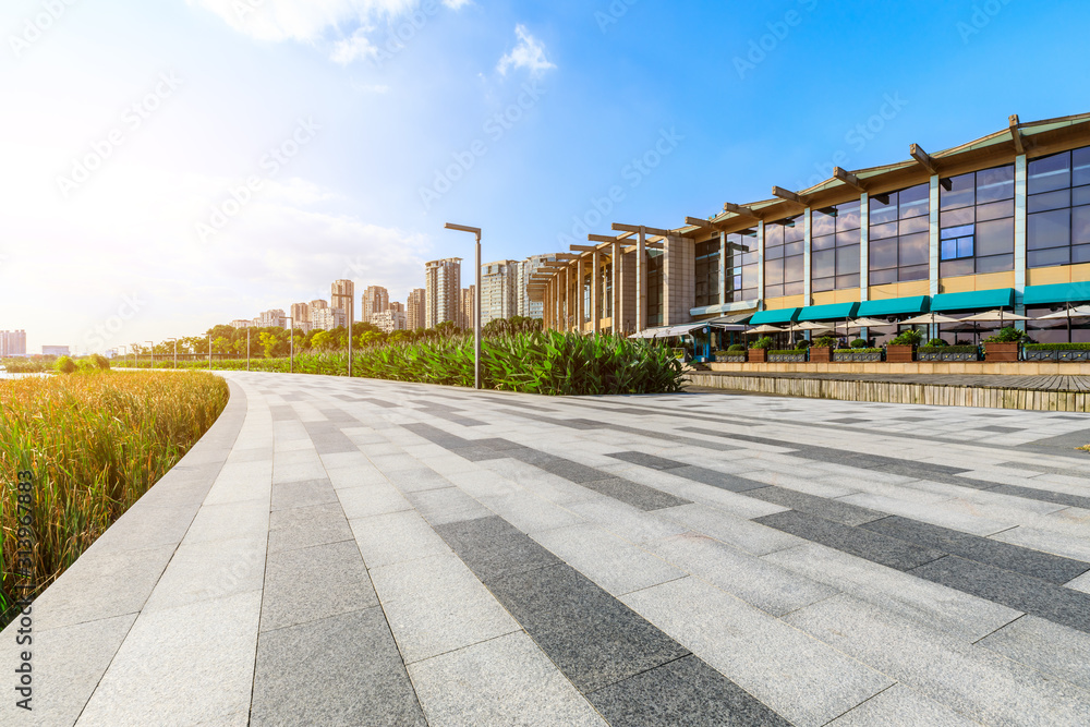 空旷的地面道路和安静的公园里的城市建筑。