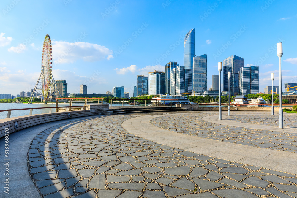 中国苏州，空荡荡的广场层和现代化的城市天际线。