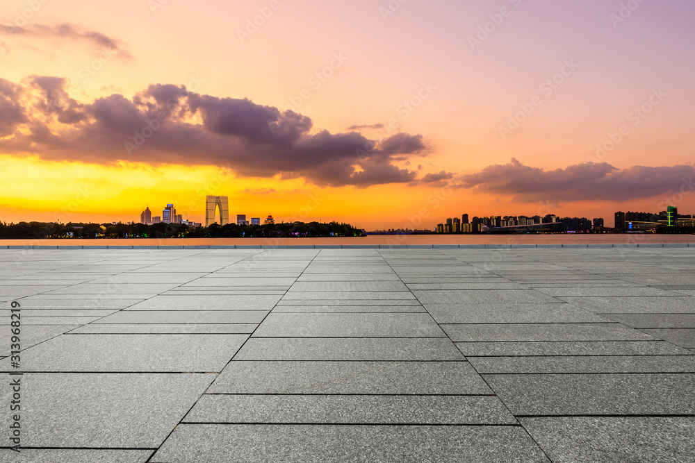 空旷的广场层和现代城市天际线，夜晚的苏州有建筑。