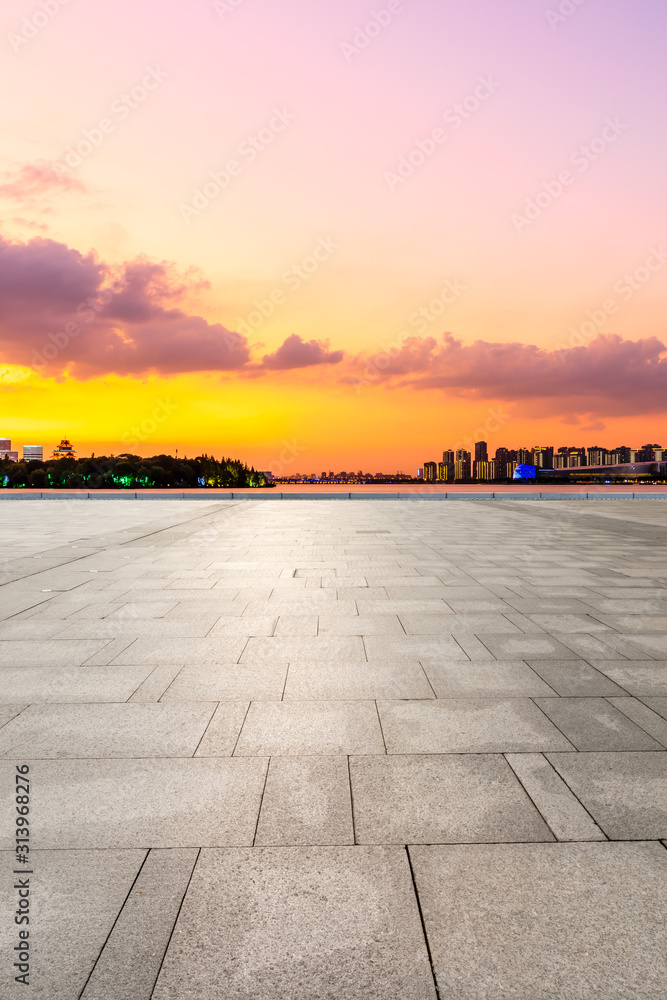 空荡荡的广场层和现代城市天际线，夜晚的苏州有建筑。