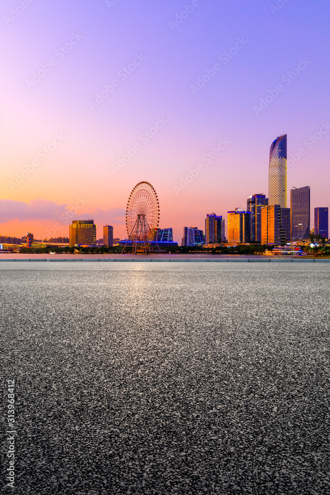 空旷的柏油公路和日落时美丽多彩的天空的苏州城市天际线。