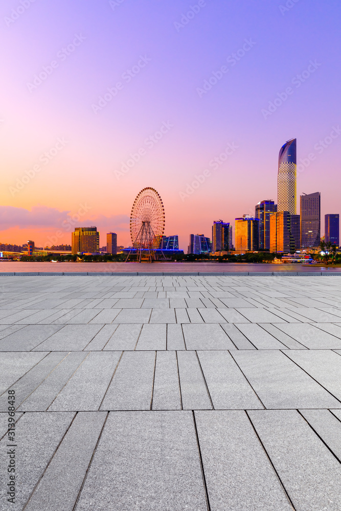 空荡荡的广场层和现代城市天际线，夜晚的苏州有建筑。