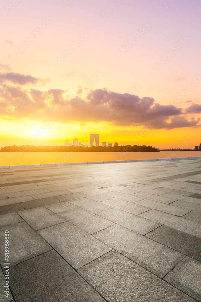 空旷的广场层和现代城市天际线，夜晚的苏州有建筑。