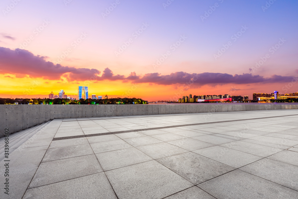 中国苏州夜晚，空旷的广场和现代化的城市天际线。