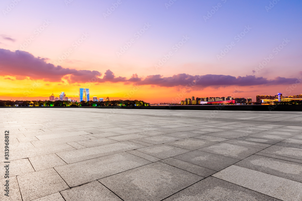 中国苏州夜晚的空旷广场和现代城市天际线。