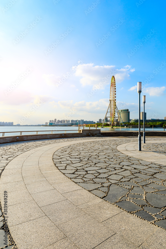 中国苏州，空荡荡的广场层和现代化的城市天际线。