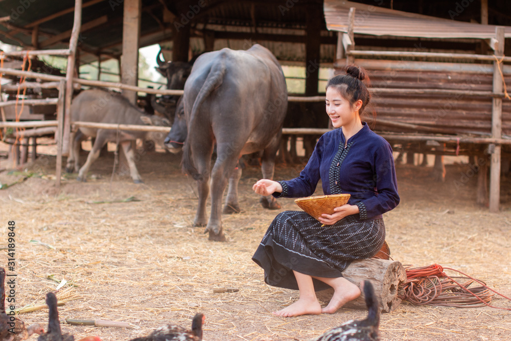 美丽的亚洲女人在乡村穿着典型的泰国服饰文化。