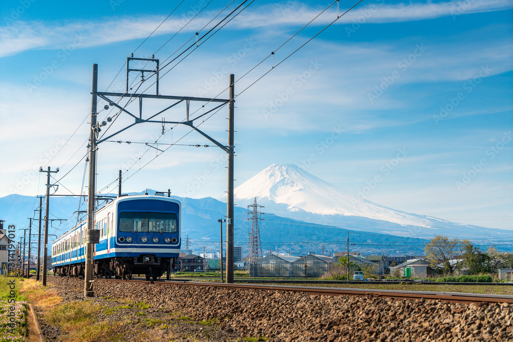 JR Izuhakone Tetsudo Sunzu线的本地列车在阳光明媚的冬天穿过乡村