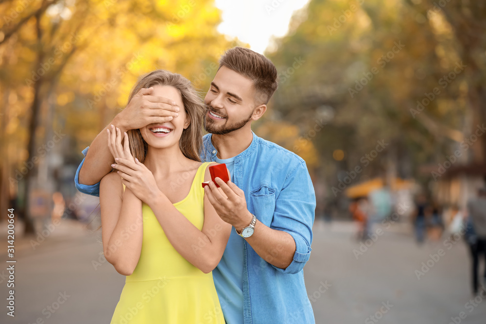 年轻人在户外向他心爱的人求婚