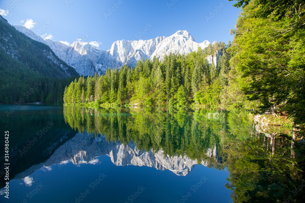 美丽的晨曦，高山山峰映照在宁静的山湖中