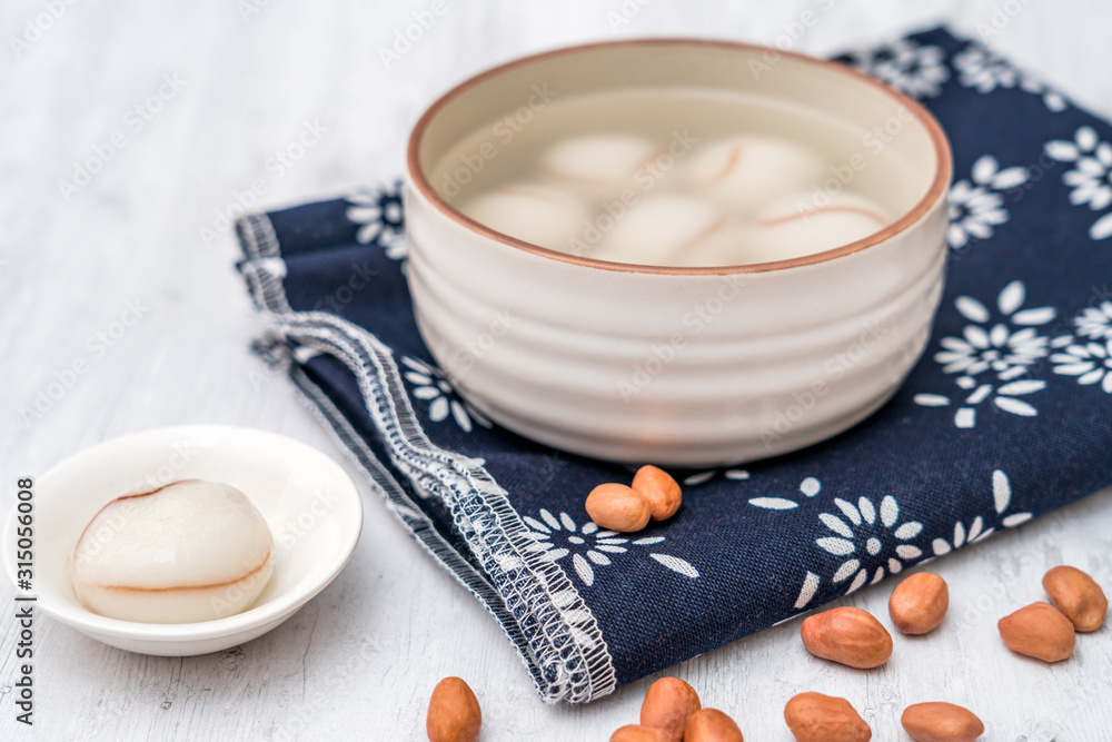 中国元宵节传统美食花生饺子上桌