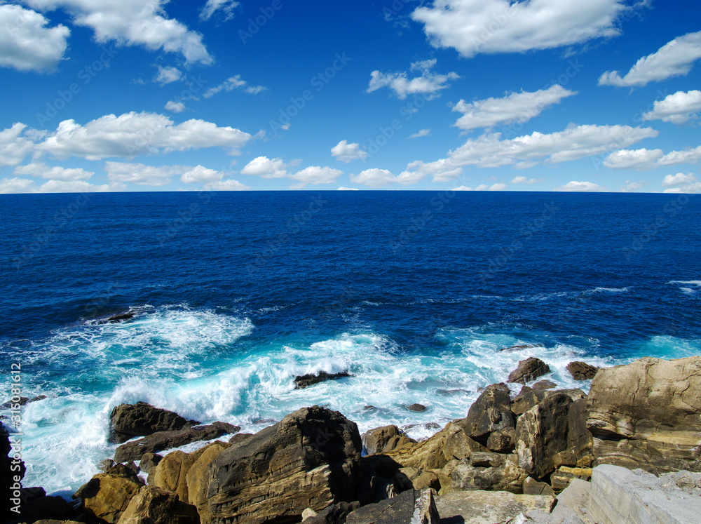 海浪撞击岩石