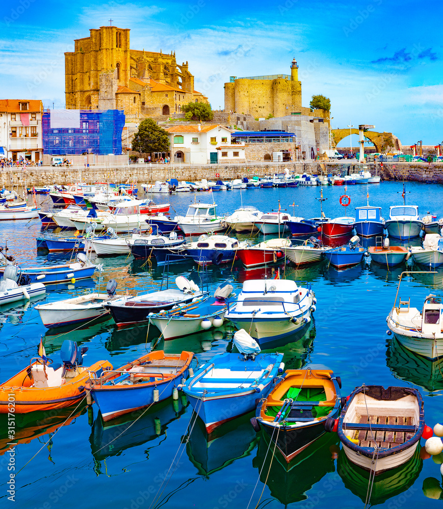 西班牙沿海城镇。Castro Urdiales.Cantabria.Fishing village and Boat dock.Scenic seascape.tour