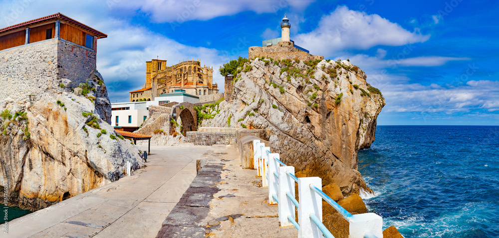 西班牙沿海城镇。Castro Urdiales.Cantabria.Church和风景村的灯塔，风景区