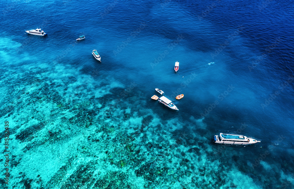 俯视水面上的船只。无人机拍摄的Azure水背景。人工智能拍摄的夏季海景