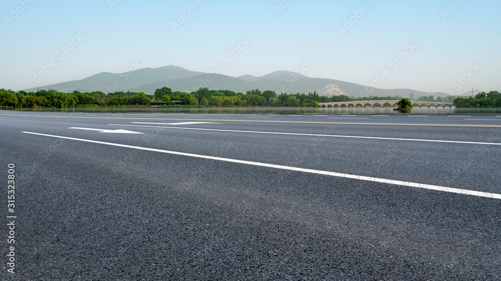 道路路面和景观的自然景观……