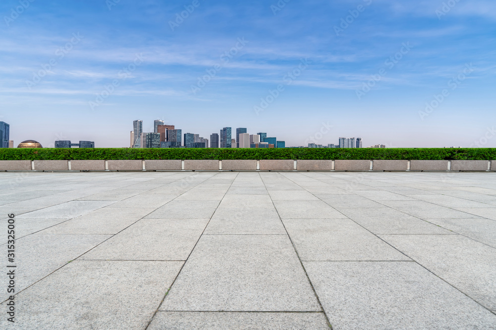 空荡荡的方形瓷砖和城市建筑的天际线。