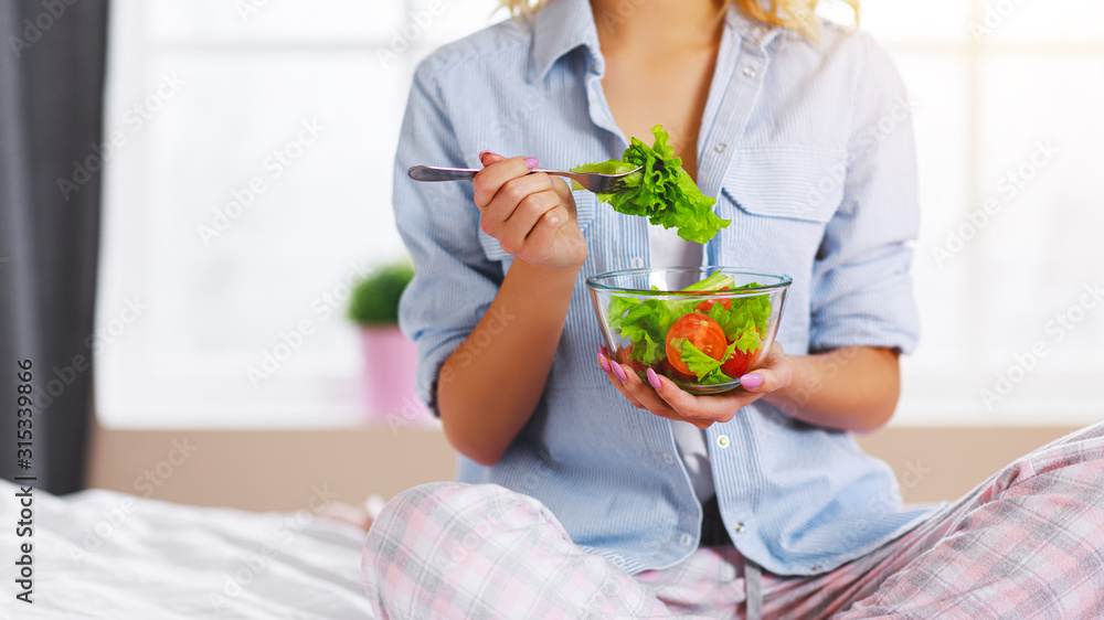 健康饮食理念。快乐女人吃蔬菜素食沙拉