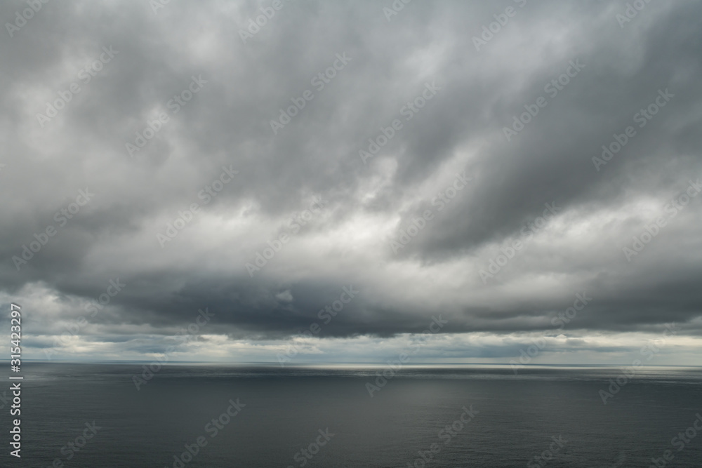 大西洋海水和引人注目的多云天空背景。海水纹理特写。风景照片