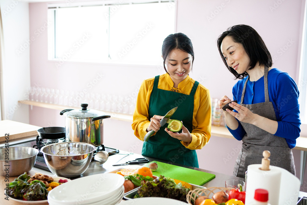 教室で料理を習う女性