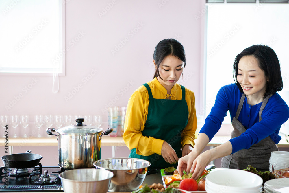 楽しく料理をする女性と先生