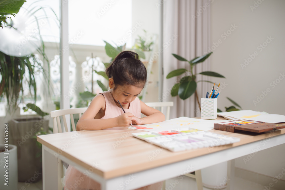 上学是你的未来。教育、学习、教学。一个年轻女孩在画画