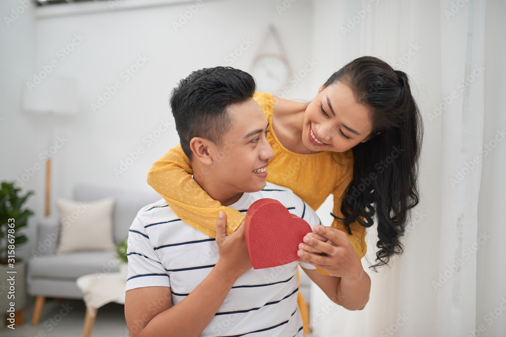 年轻的亚洲夫妇一起庆祝生日，