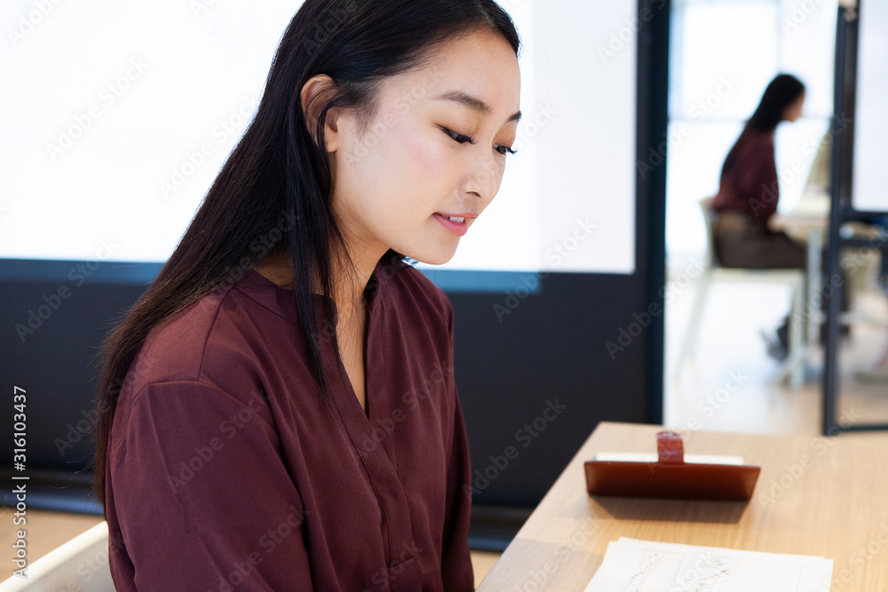 打ち合わせ中の女性たち