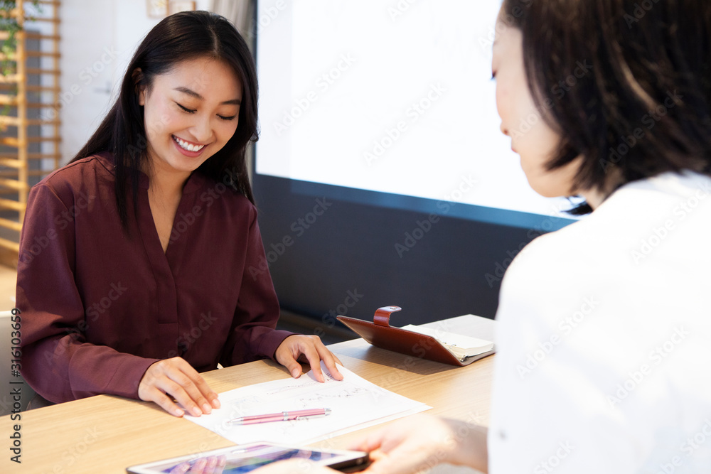 会議中の女性たち